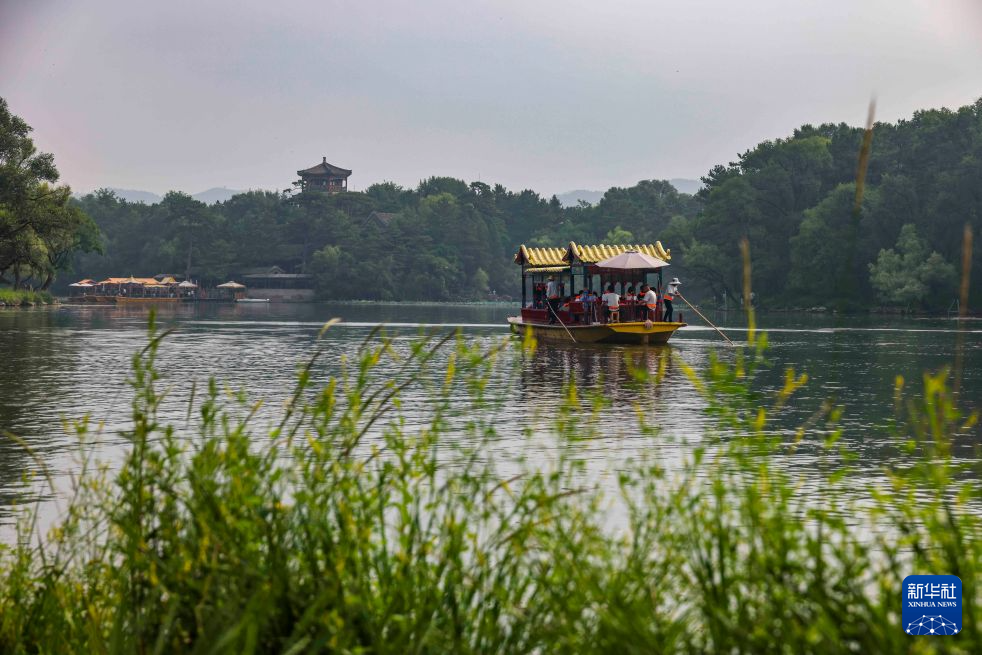 7月24日，游客乘坐游船在河北省承德市避暑山庄景区赏景。