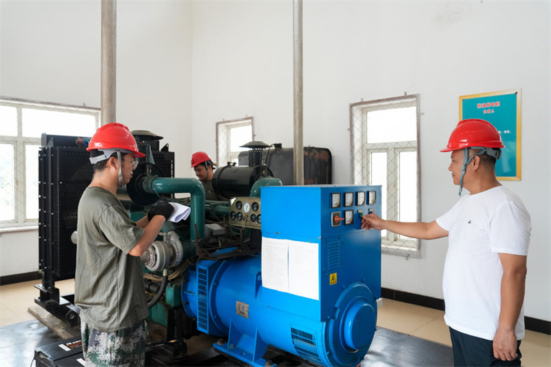 7月24日,保定市王快水库事务中心工作人员在调试备用电源设备。
