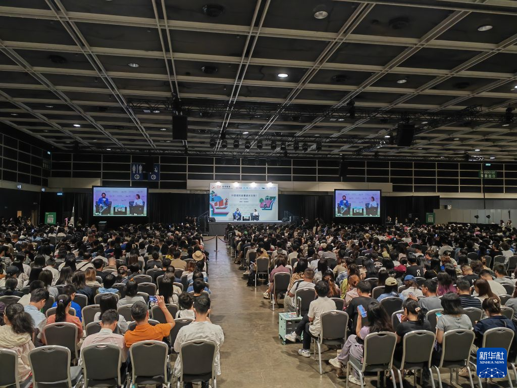 7月18日，作家刘震云在名家讲座活动上作分享。新华社记者 黄茜恬 摄