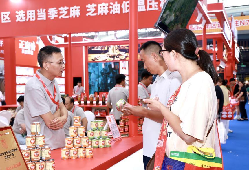 往来客商驻足品尝、洽谈