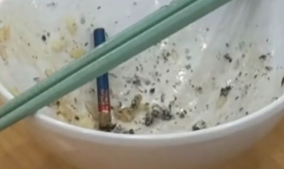 顾客拿饭碗当烟灰缸？老乡鸡回应：正在了解情况