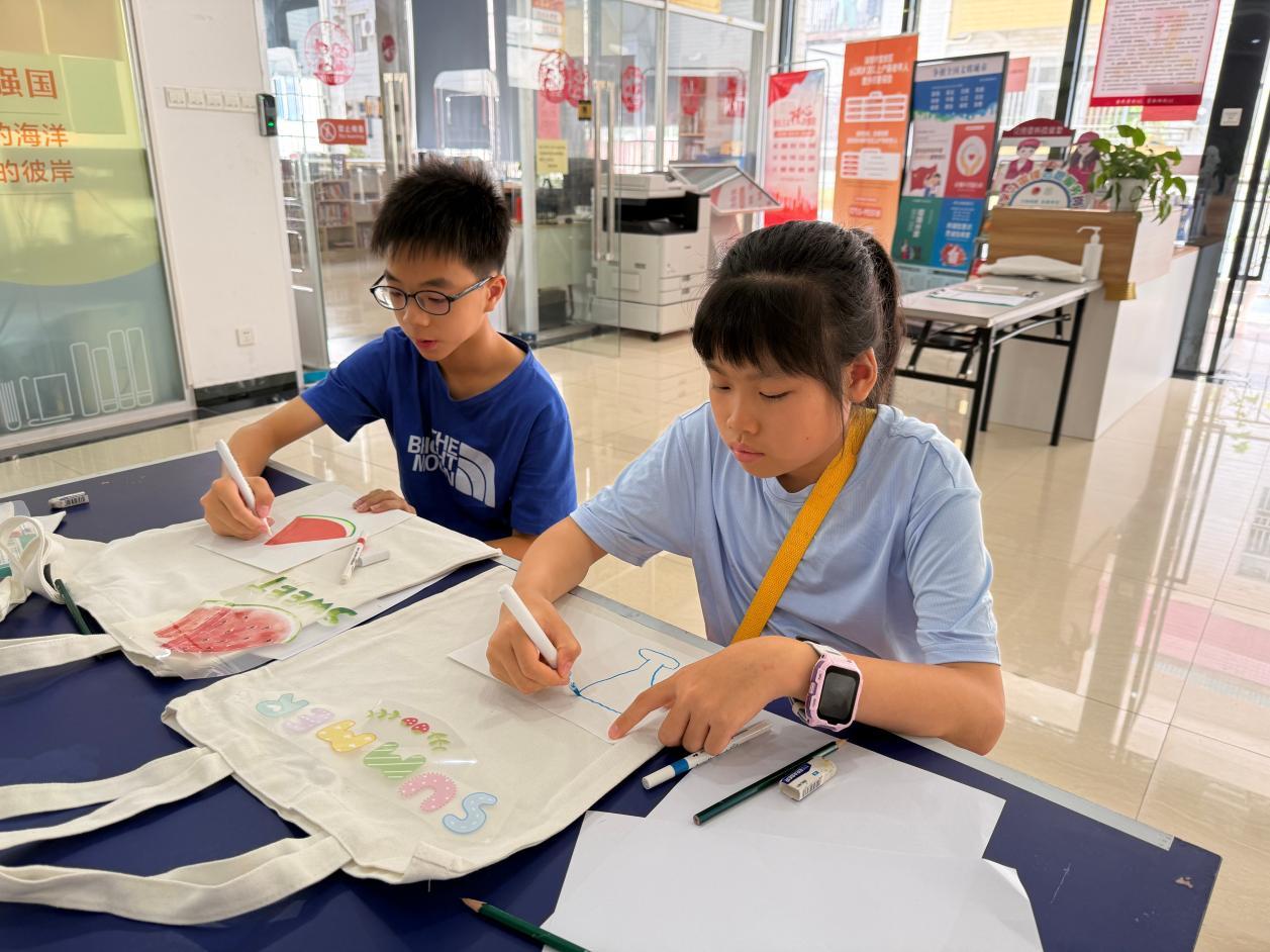 一笔一印,“袋”走夏天—河西社区青少年用创意点亮暑期生活