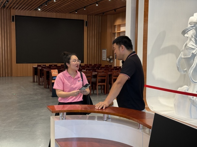 图1 与工作人员深入交流