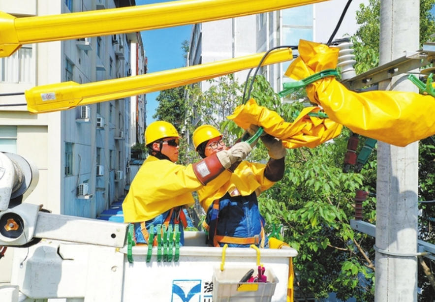 九江：迎高温奋战一线保电力护企生产（图）