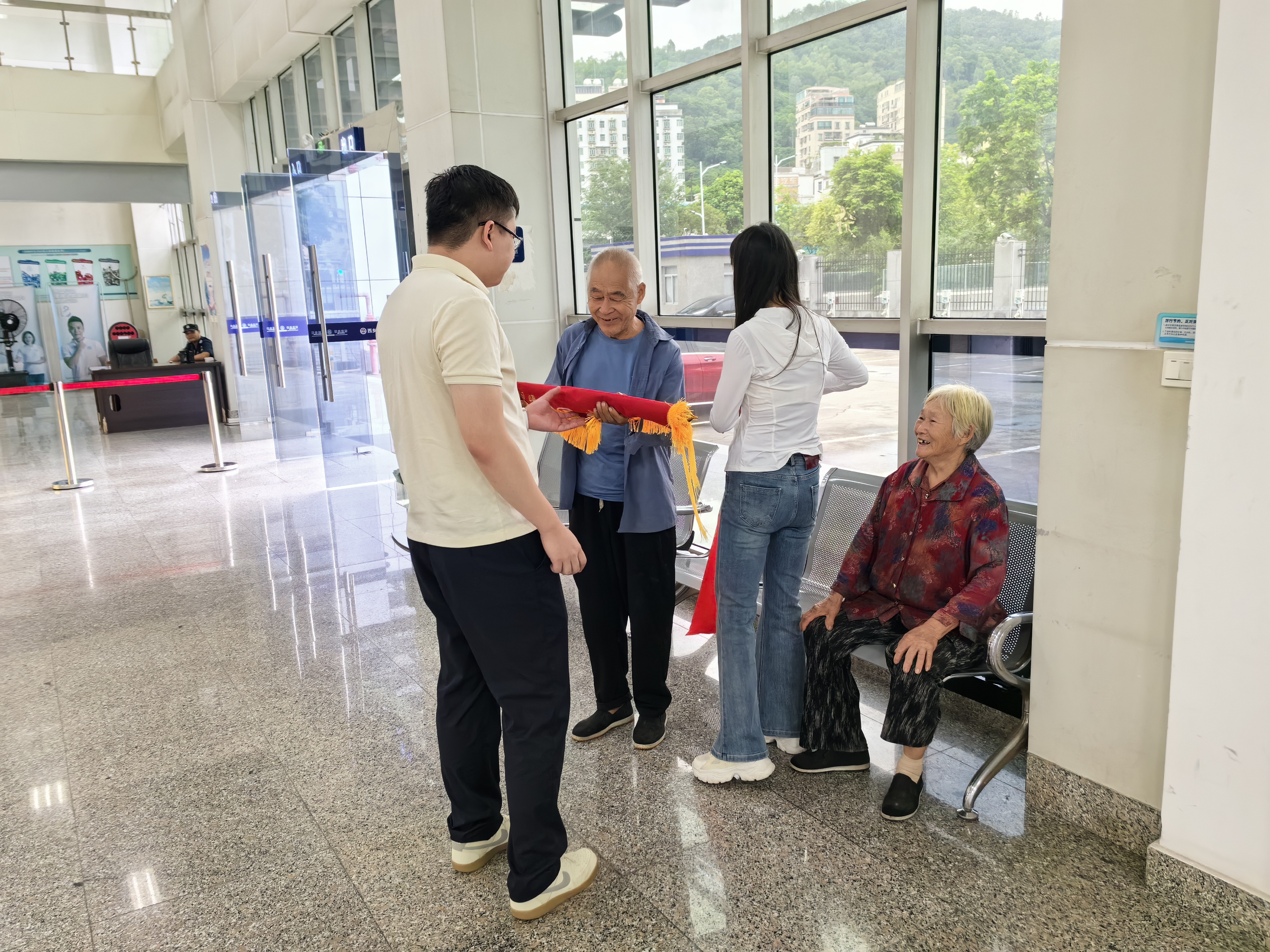 桥底那车瓜,后来去了哪?——西乡街道占道经营整治背后的“疏导经”