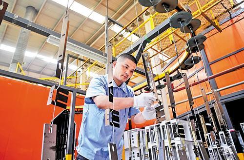 7月1日,由青县人力资源共享中心派遣的工人在河北维冠机电设备有限公司车间检查零部件。本报记者 张 昊摄