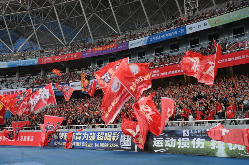 “赣超”第八轮南昌对阵宜春,客场球迷激情助威。
