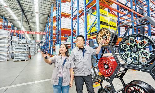 近日,秦皇岛中秦渤海轮毂有限公司主播在成品库进行工业品直播。 本报记者 赵 杰摄