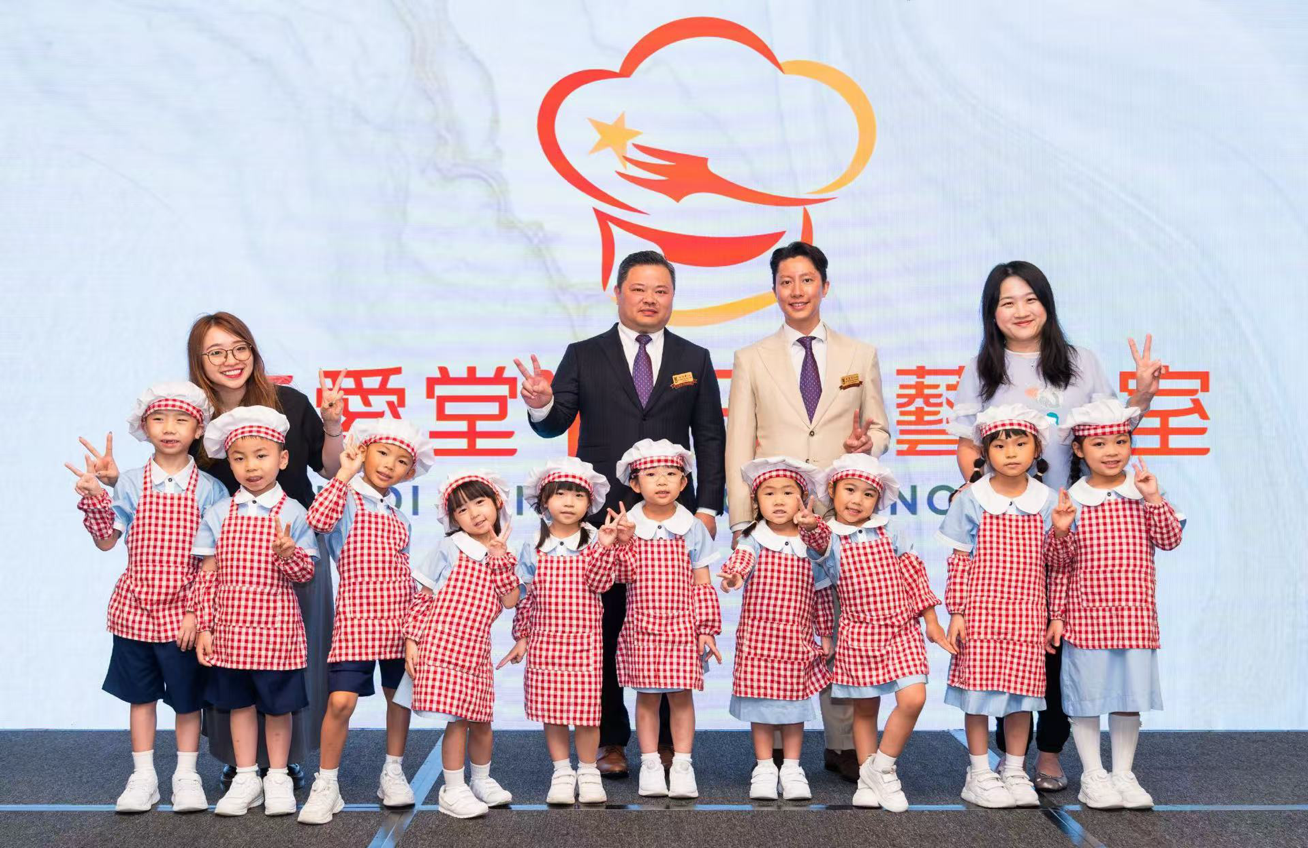 ▲ 仁愛堂以烘焙結合幼兒教育、家長支援及正向教育,讓小朋友化身「萌爆小廚神」,與程俊華主席(後排左二)及史昊洺副主席(後排右二)於台上合照留念。