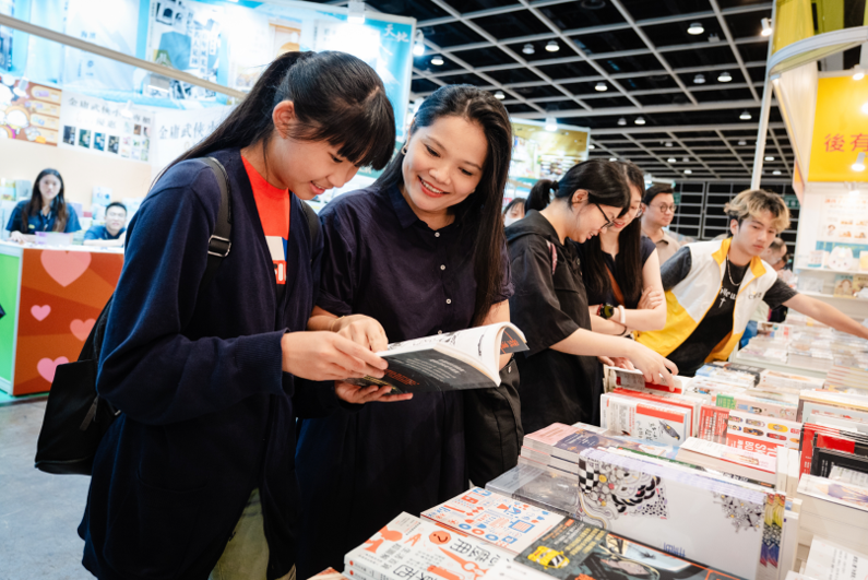 信和集团推「悦读．悦赏」计划推广阅读文化 逾500名基层儿童及家庭畅游香港书展 共度书香盛夏