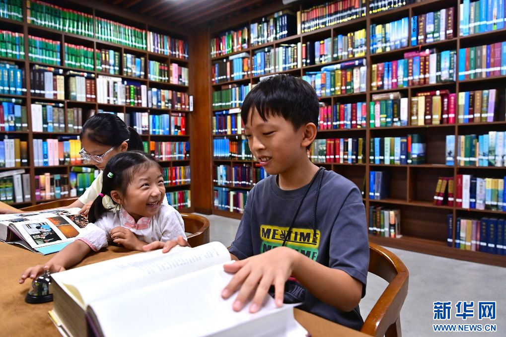 孩子们在江西省万载县文宇阁书院阅读。新华网发 邓龙华 摄