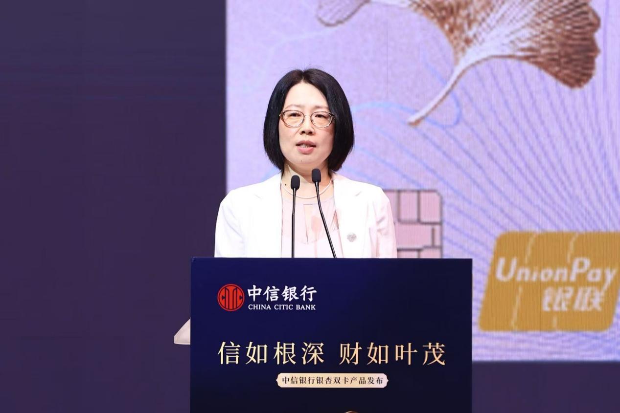 【配图:中信银行财富管理部介绍银杏借记卡】