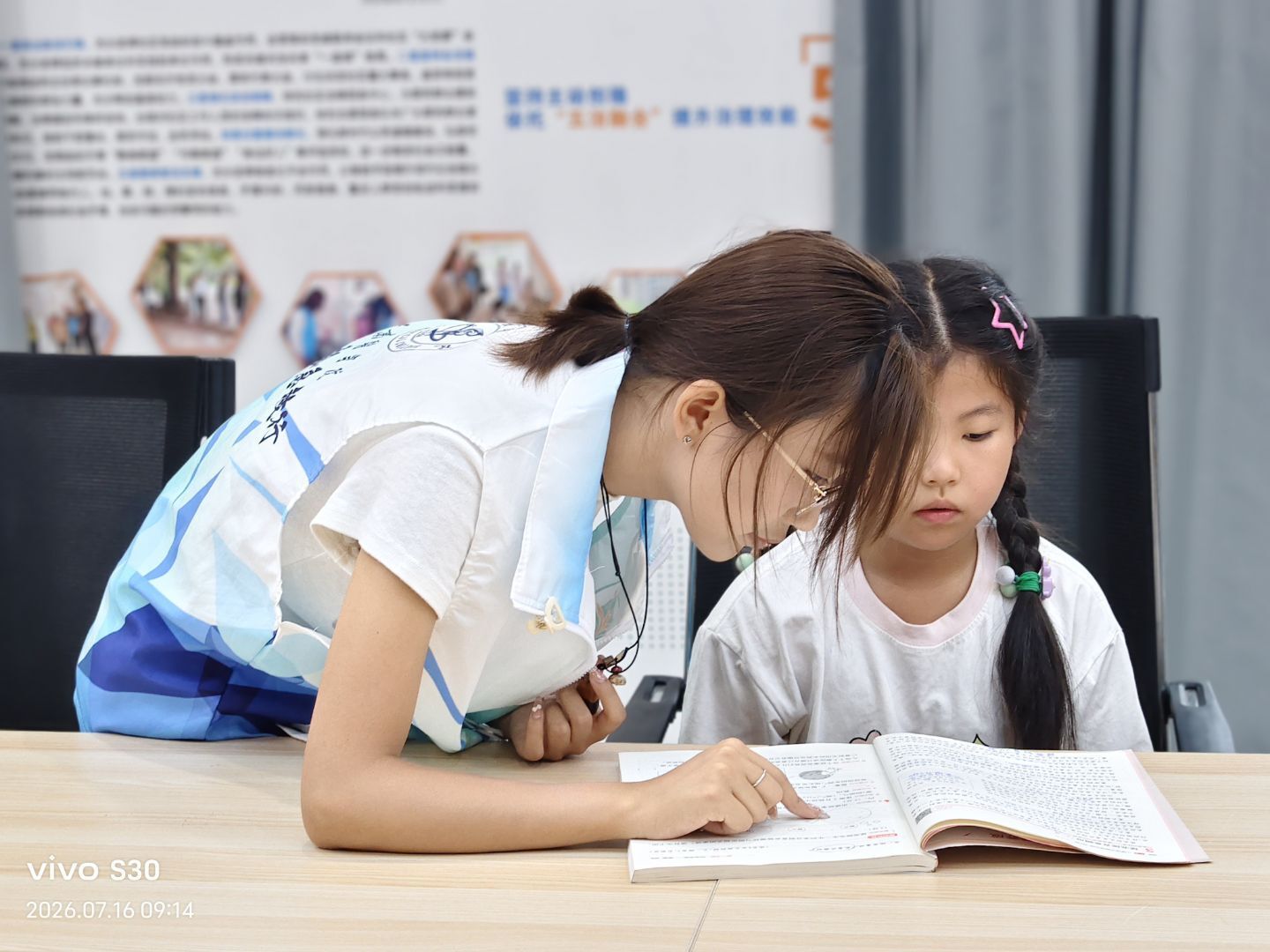 志愿者为孩子们一对一进行课业辅导.jpg