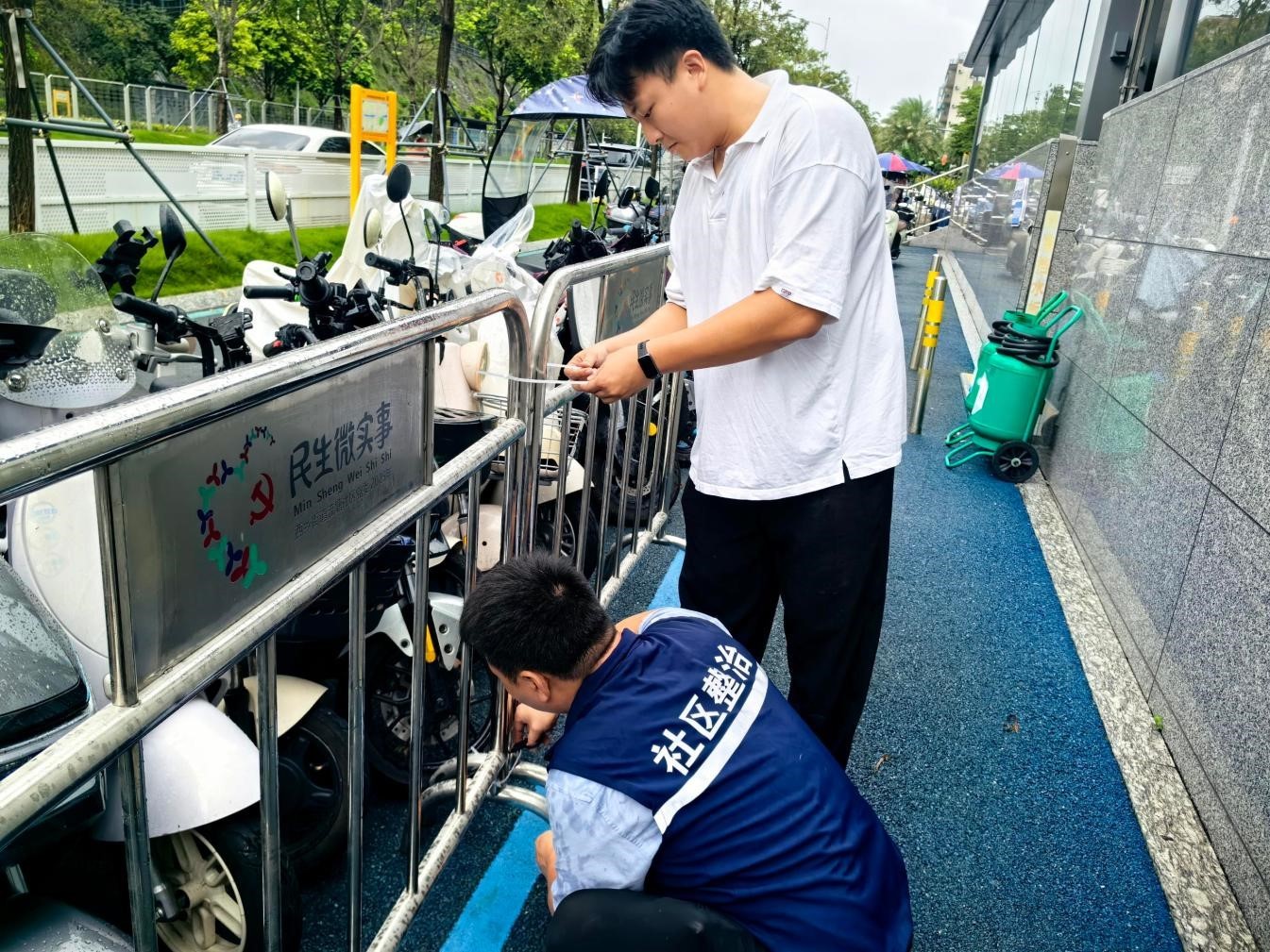 疏堵结合还路于民 小护栏守护“大民生”——西乡街道流塘社区开展地铁口非机动车违停专项整治行动