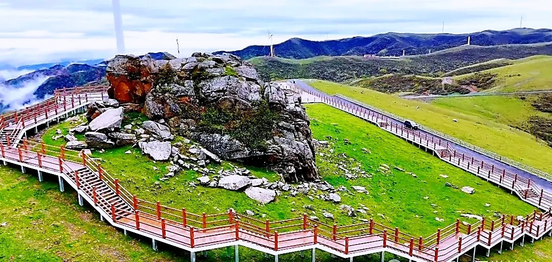 步道环护的石鼓山峰峦