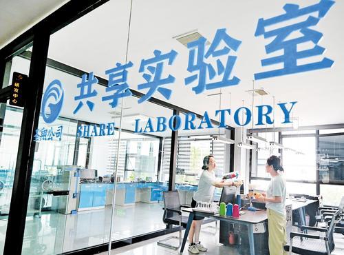 6月23日,在高阳县的河北圣翔纺织科技有限公司共享实验室,技术人员在分析产品色样。 本报记者 史晟全摄