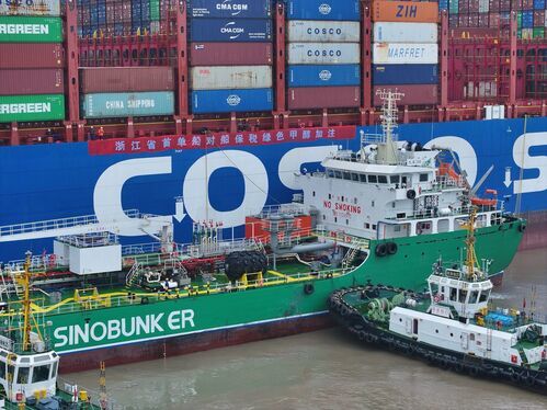 浙江省首单“船对船”保税绿色甲醇加注业务正式落地。来源：浙江交通