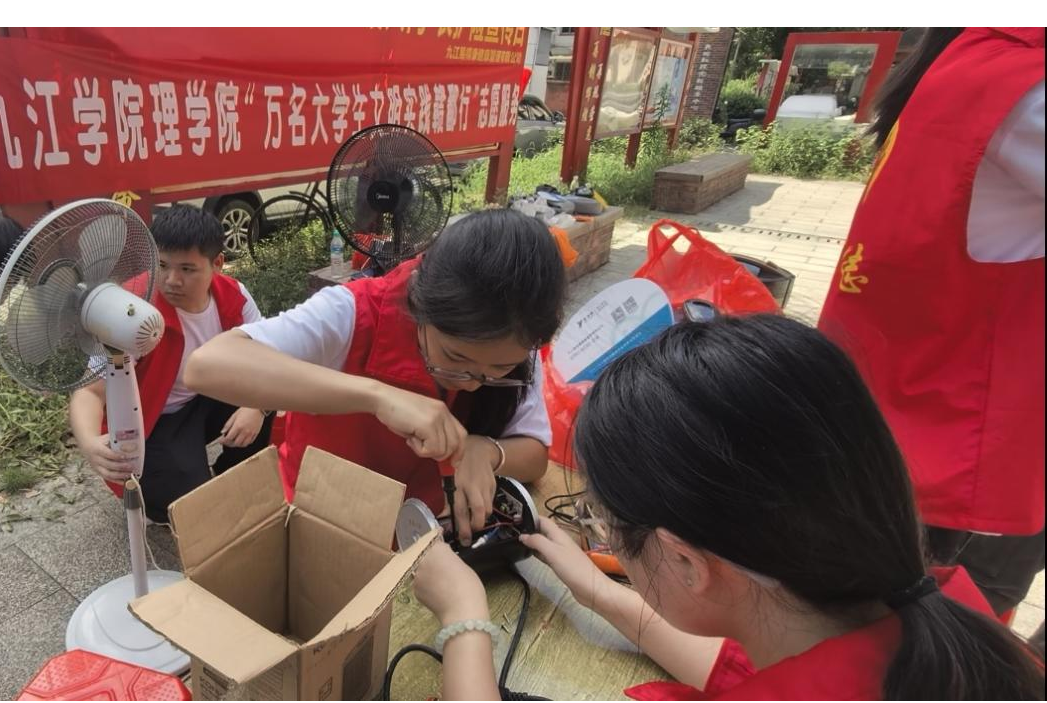 ▲图为 黄晶晶为居民检测维修送修家电 魏天赐 供图