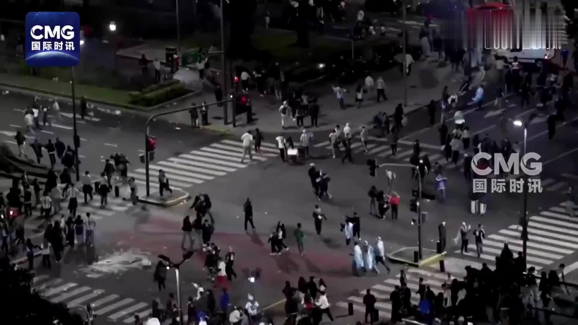 阿根廷首都发生球迷骚乱：有人向警员投掷石块和瓶子，至少15人被逮捕
