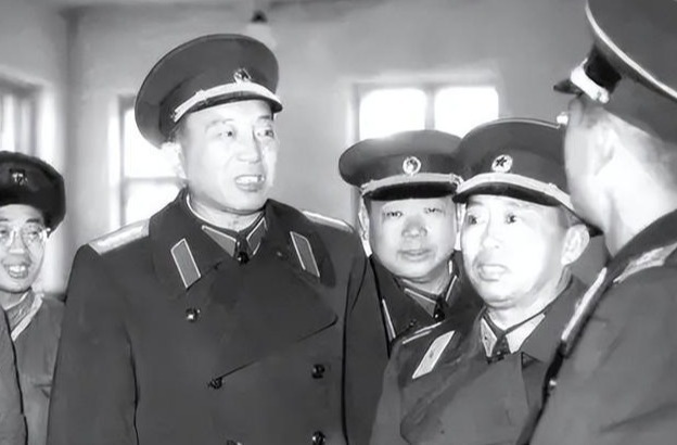 左二罗瑞卿、左三陈锡联、右二刘亚楼