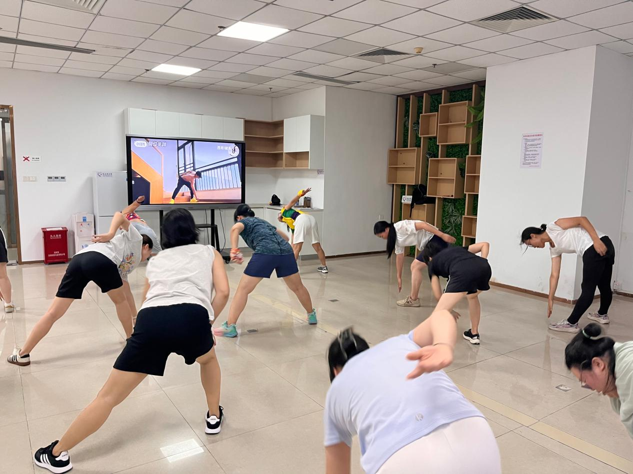 盘活社区便民健身房!乐群社区开设晚间轻运动减压课堂