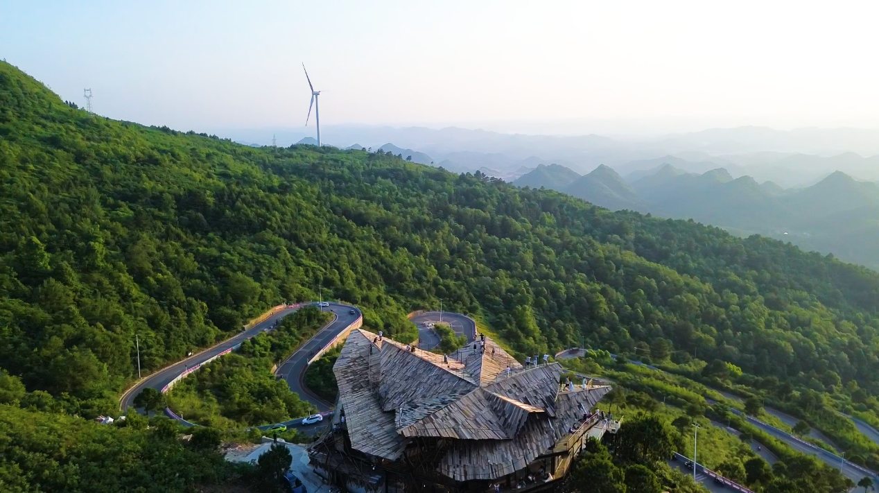 图丨骑到九道拐顶端再回头,山路一层层落进山谷。