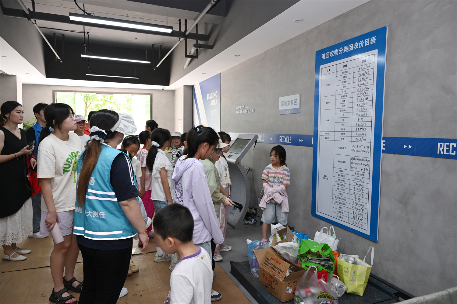 寻“圾”溯源 盛夏同行——鄞州区朱雀社区青少年沉浸式体验垃圾分类全流程