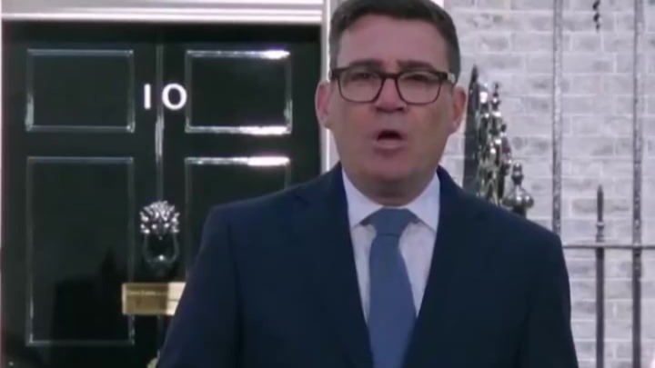 打破传统撤掉讲台，英国首相伯纳姆发表首次演讲