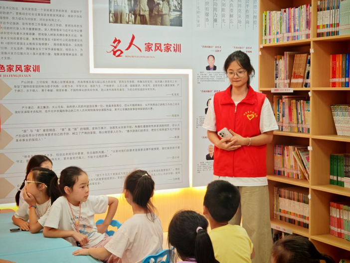 ▲图为黄晶晶带领社区孩童学习袁隆平精神，许下“光盘行动”承诺 宋妍 供图
