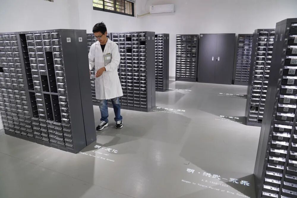 2023年5月16日，工作人员在景德镇御窑博物院古陶瓷基因库工作。新华社记者 周密 摄