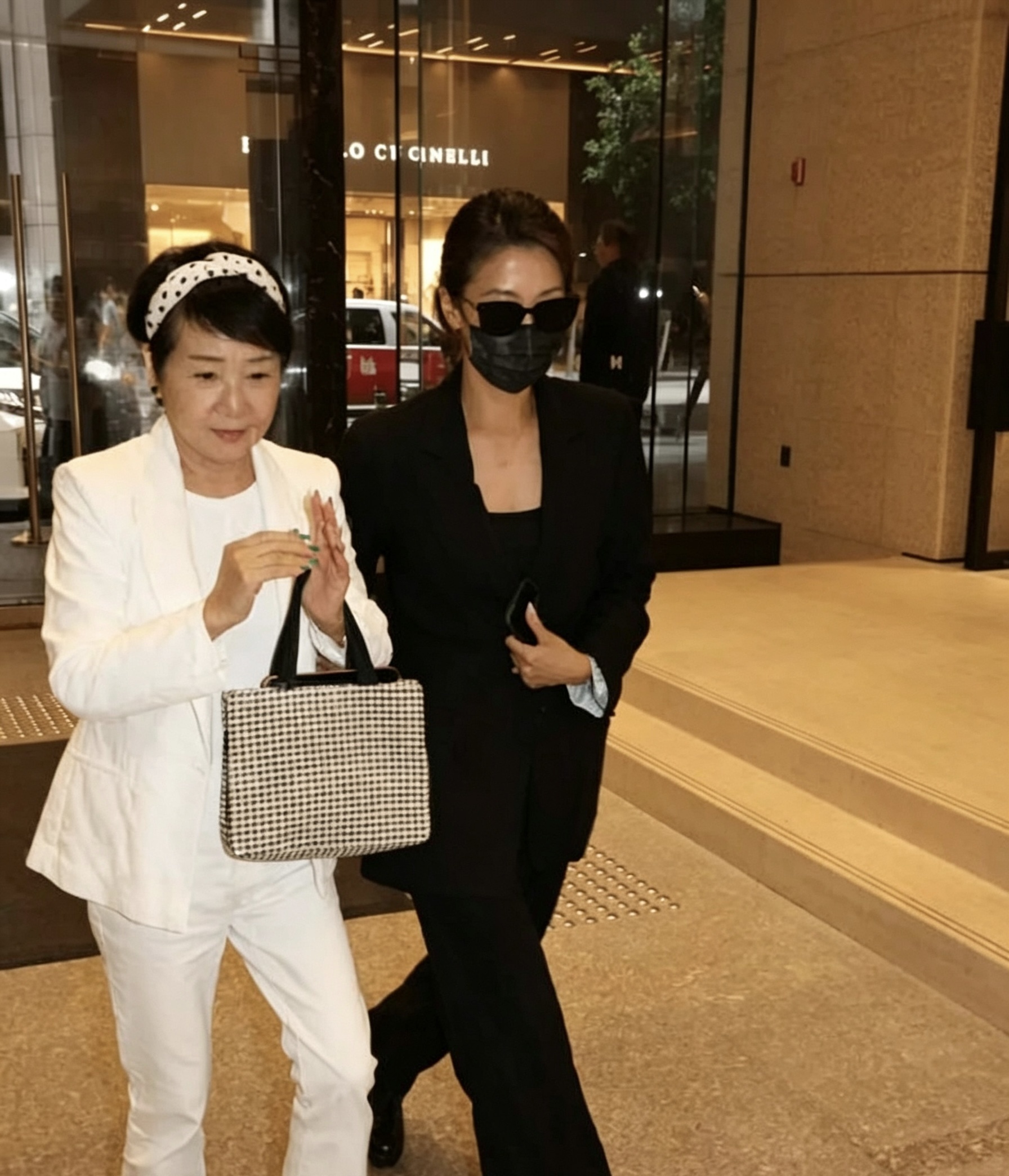 狄波拉母女首露面 送别谢贤满脸憔悴