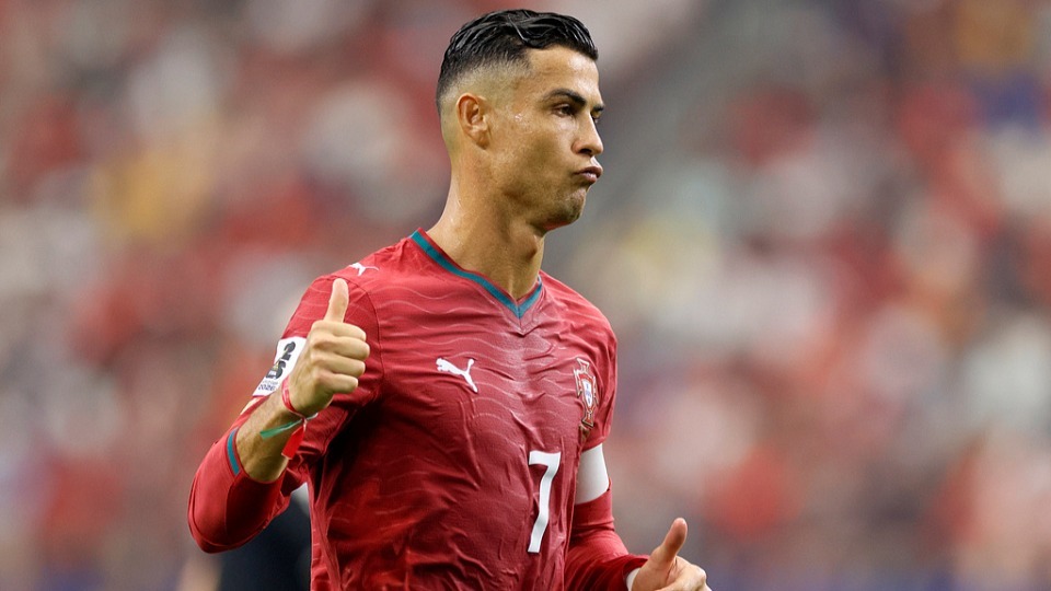 外媒炮轰“FIFA想把世界杯送给阿根廷”，C罗点赞
