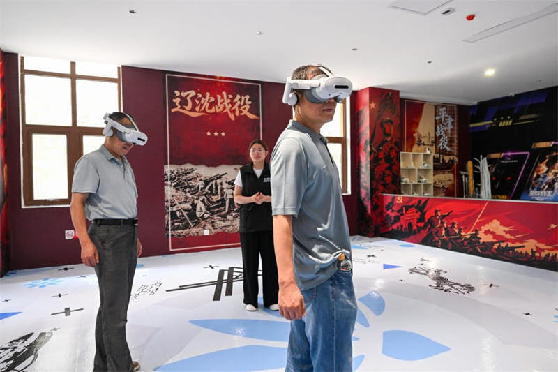 7月24日，游客在西柏坡1948商业街区体验VR项目。