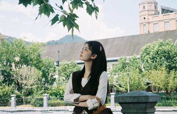 王楚然抬眸清新文艺。