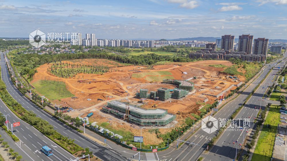2026年7月19日，航拍镜头下，吉水县金滩体育公园施工现场塔吊林立、机械往来，工程建设有序铺开，约 160 亩场地轮廓清晰显现，一座集运动、休闲、生态于一体的综合体育公园雏形初现。