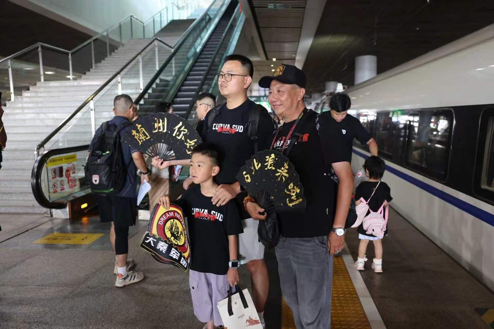 球迷准备乘车受访单位供图