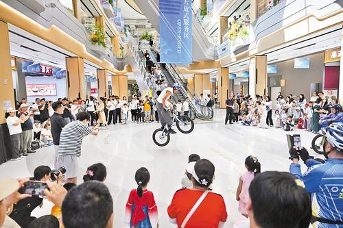 近日,市民和游客在石家庄西服务区观看自行车表演。 本报记者 史晟全摄