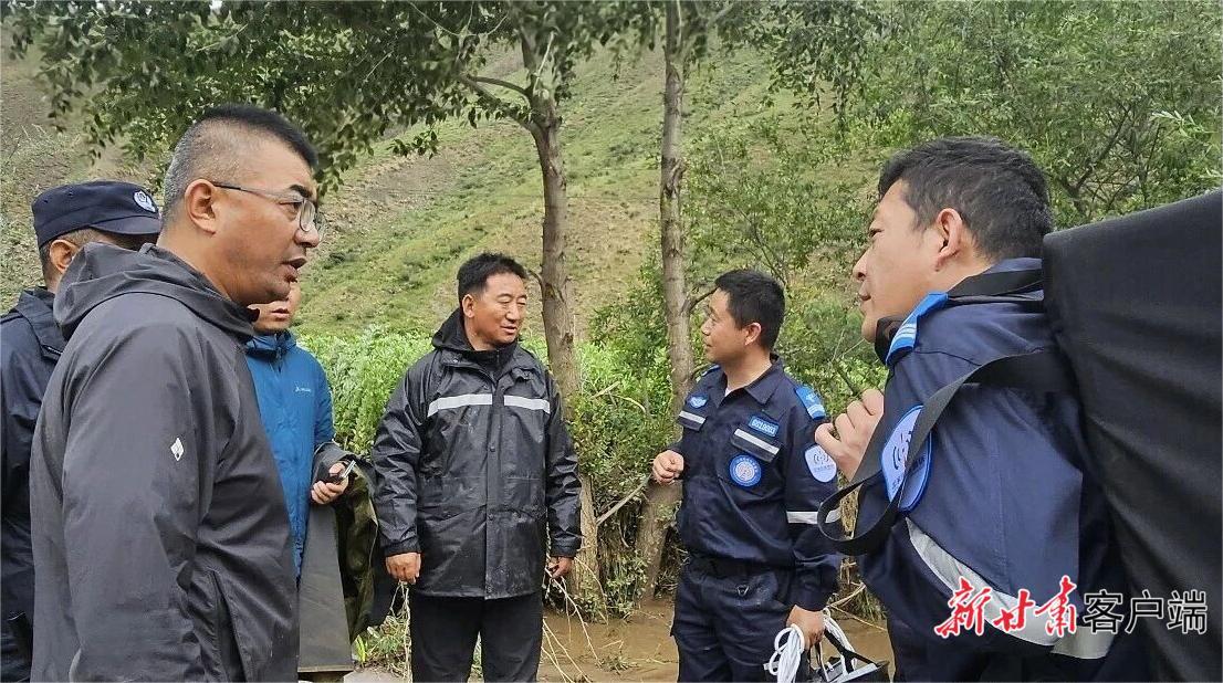 且姜加（左一）了解受灾情况