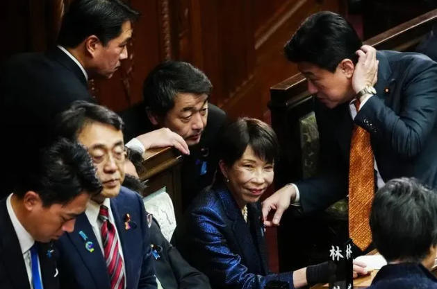 高市内阁，支持率大跌