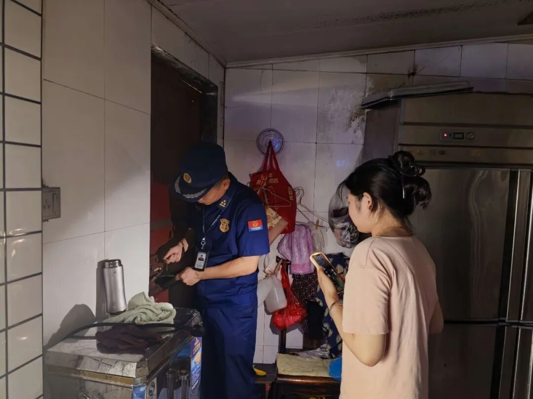 安全出口锁闭.jpg