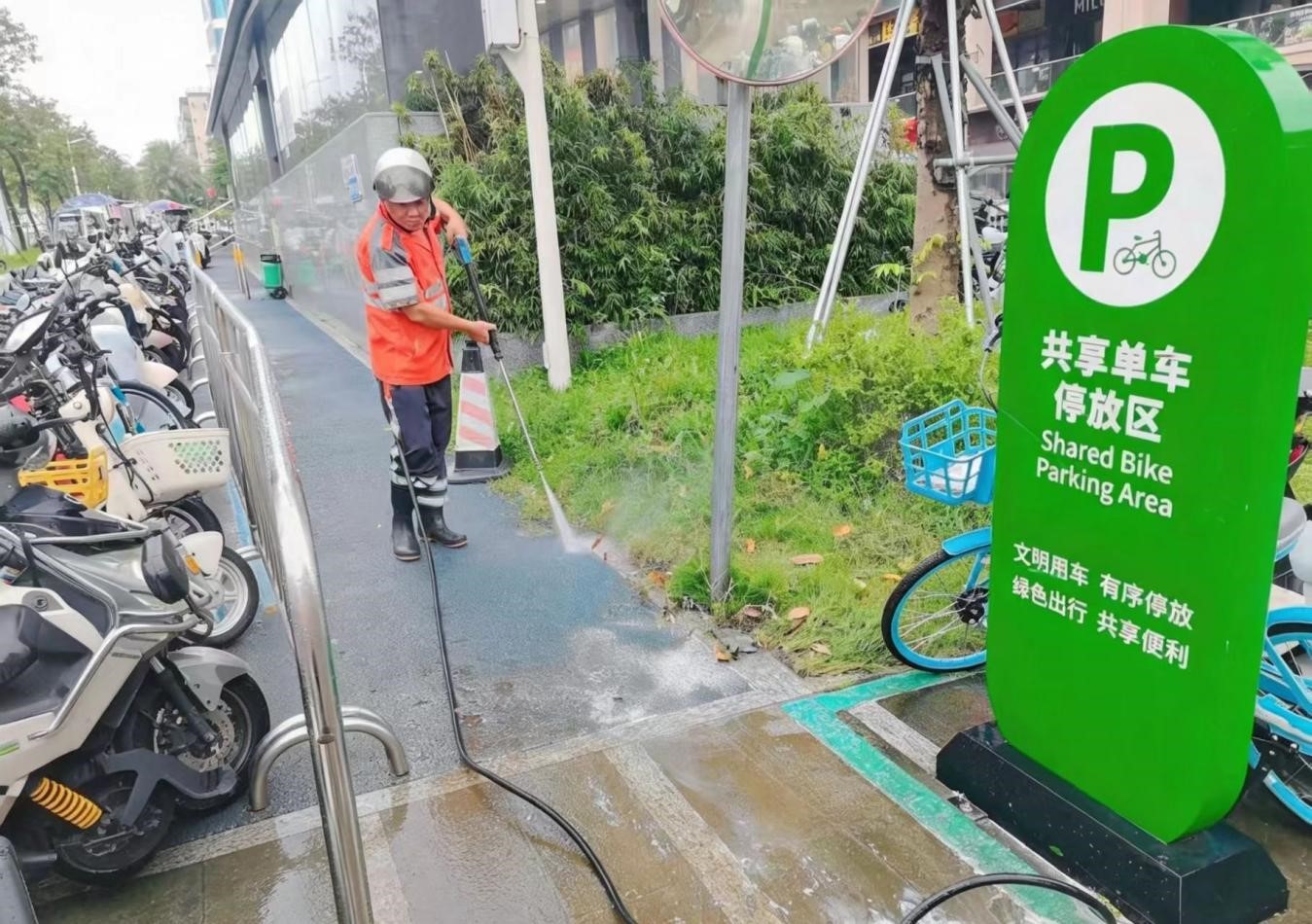 疏堵结合还路于民 小护栏守护“大民生”——西乡街道流塘社区开展地铁口非机动车违停专项整治行动