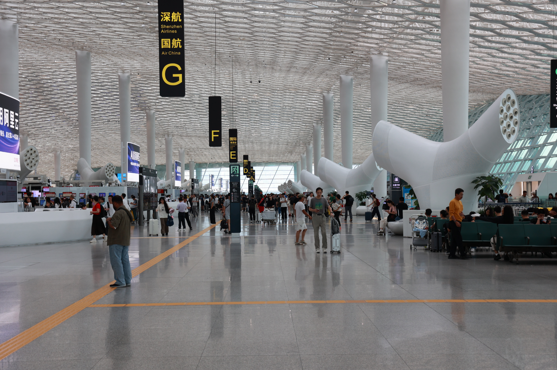 深圳机场上半年客货业务稳步增长年旅客量超3360万人次