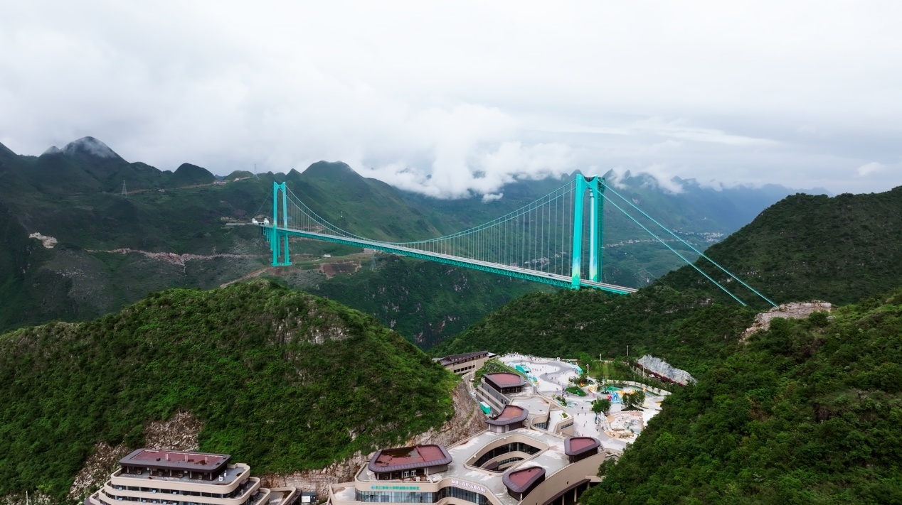 图|花江峡谷大桥横跨群山与峡谷,巨大的工程尺度在云雾中更显直观。