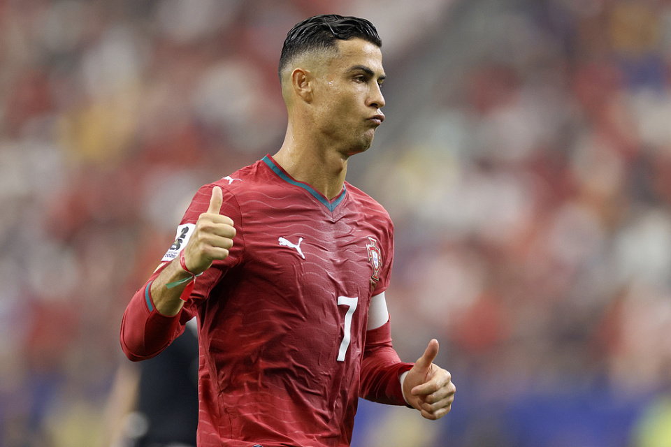 外媒炮轰“FIFA想把世界杯送给阿根廷”，C罗点赞