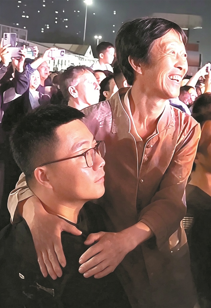 到人民中去 秦皇岛沙滩公益音乐会留下温暖夏夜记忆