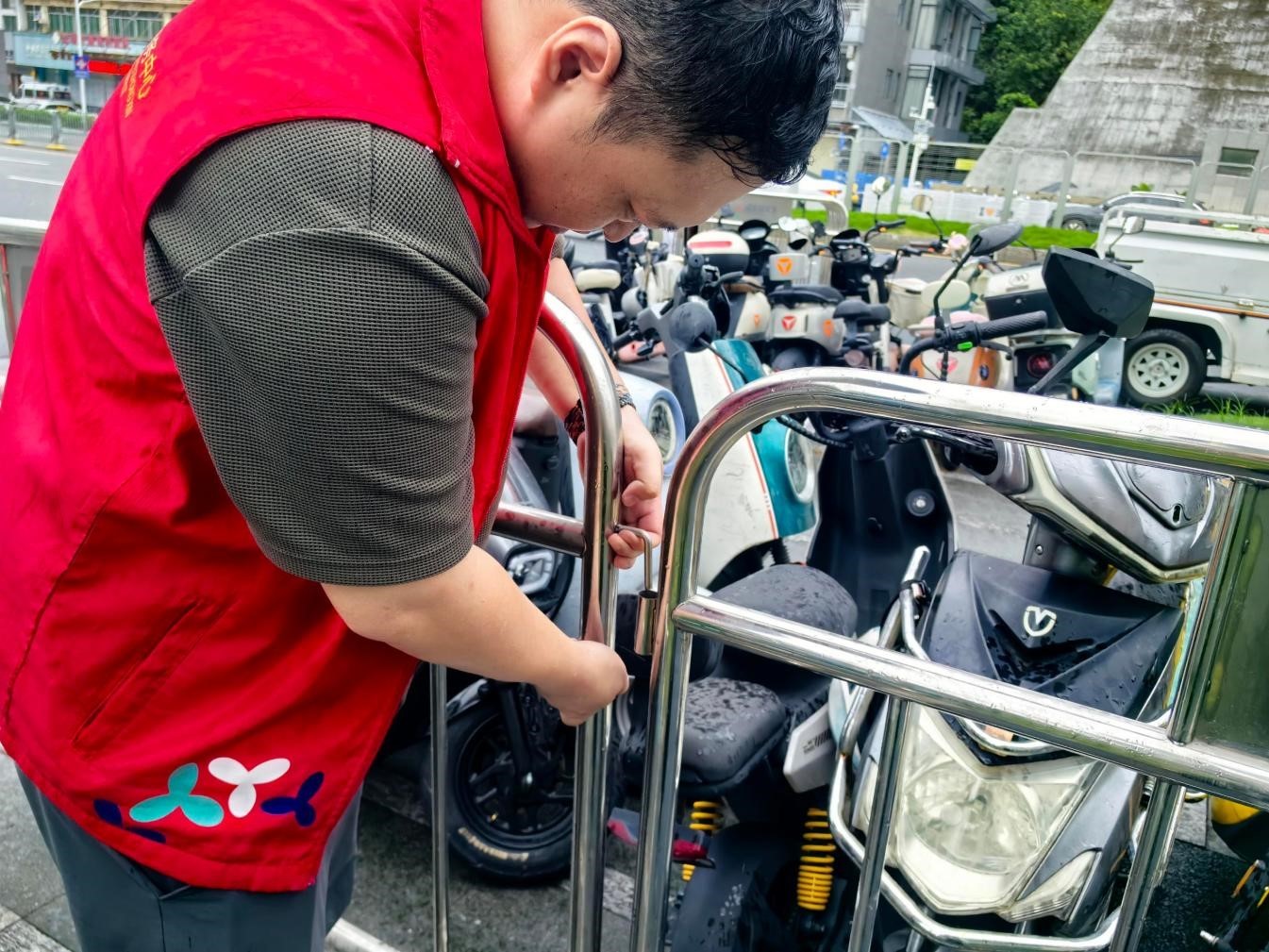 疏堵结合还路于民 小护栏守护“大民生”——西乡街道流塘社区开展地铁口非机动车违停专项整治行动