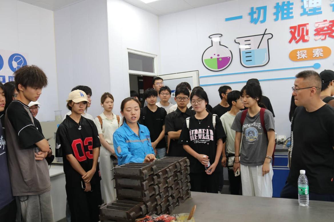 生产品质处人员讲解展示原料配比、质量检测标准与各类试验模具操作流程