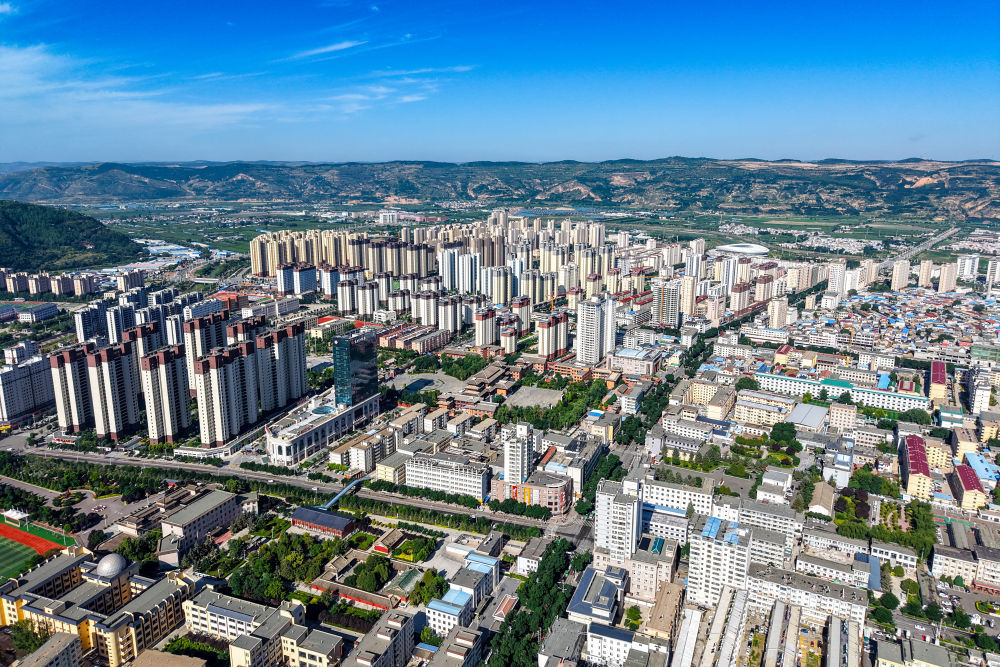 这是7月21日在甘肃省平凉市静宁县拍摄的静宁县城一角(无人机照片)