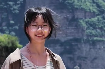 女孩游东太行时有感而发，以群山为证，大声朗诵“横渠四句”