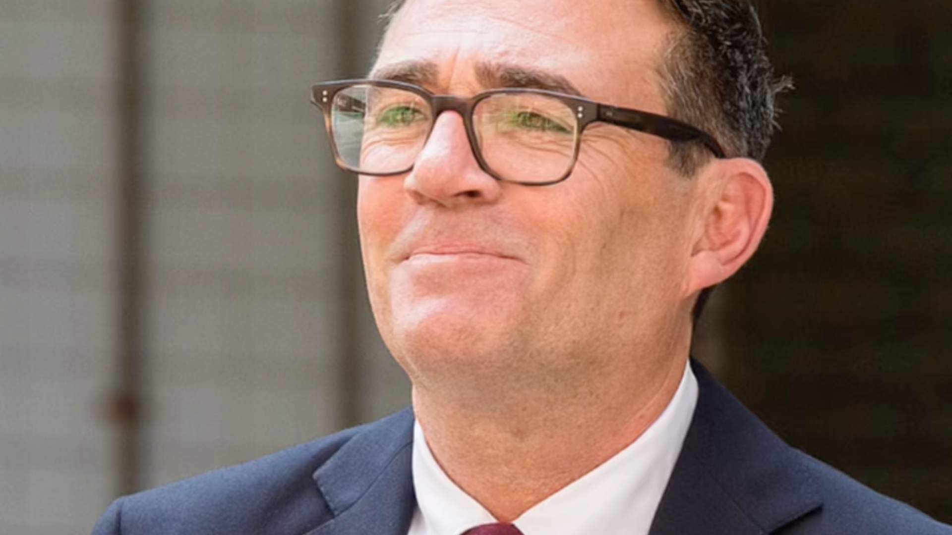 伯纳姆今日接任英国首相，成为英国近10年来第七位首相，拉里猫：爱谁谁😑